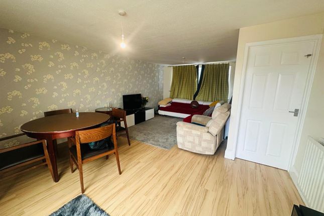 17, Thorntons Way, Nuneaton photo 3