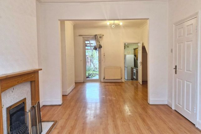 30, Raynham Terrace, Edmonton photo 2