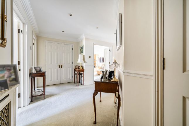 14 Paragon Court, 129, Holders Hill Road, Hendon photo 2