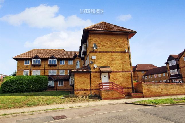 Thumbnail Flat to rent in Frobisher Road, Erith, Kent