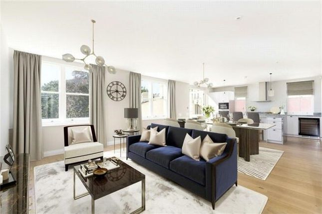 Thumbnail Flat for sale in Huguenot Place, London