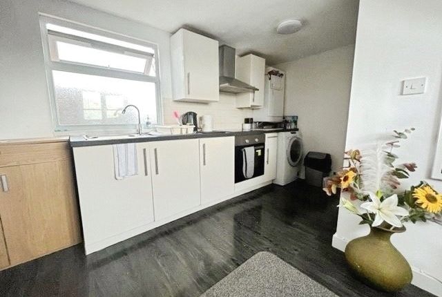 Flat 3, 136, Chesterfield Road, Surrey photo 2
