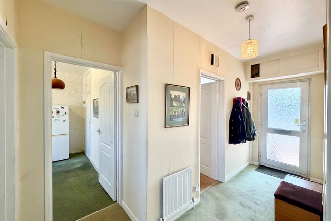 31, Luscombe Close, Newton Abbot photo 3