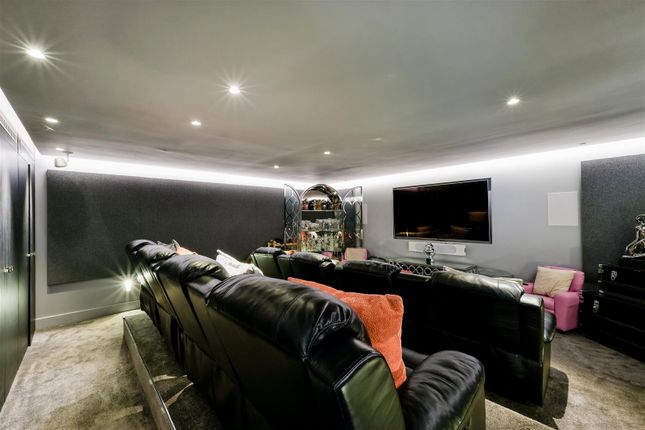 1, Kenmore Close, Epsom Downs photo 3
