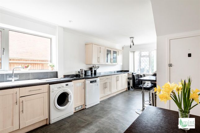 32, Lovelace Drive, Woking photo 4