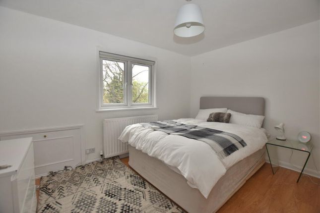 Flat for sale in 4 Conyers Road, London