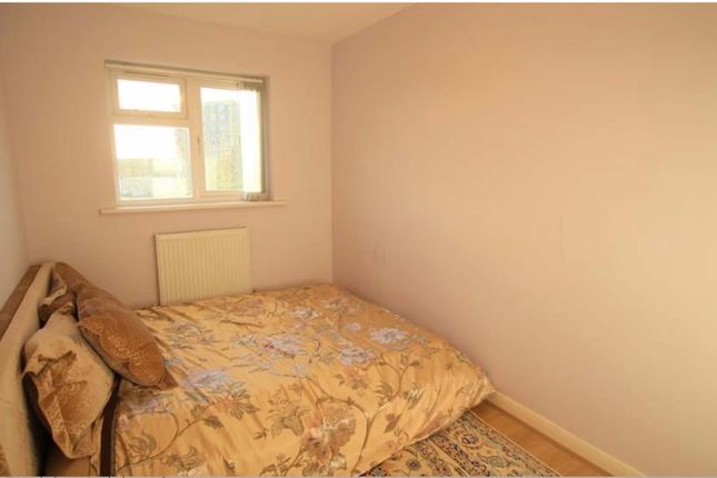 239, Radcliffe Way, Northolt photo 3