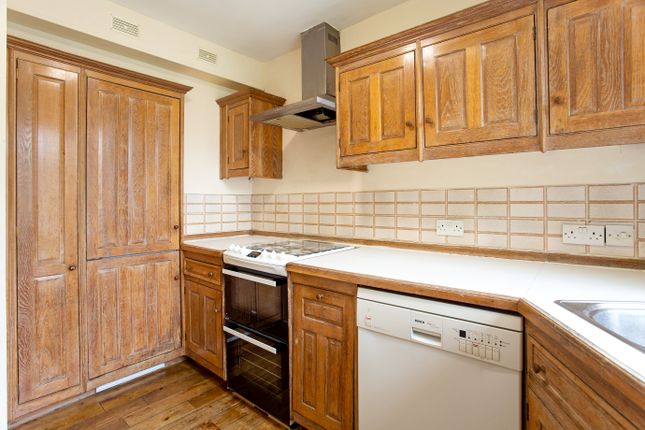 32, Heathside, WEYBRIDGE photo 4
