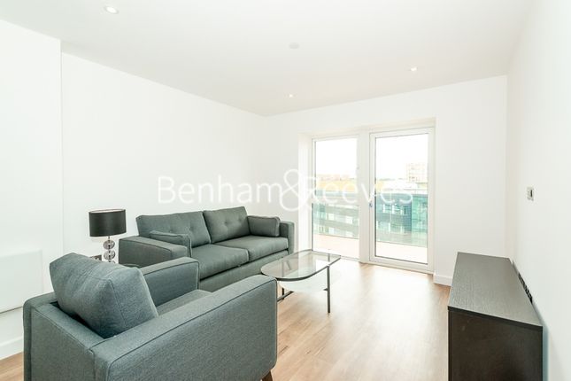 Flat to rent in Caversham Road, Colindale