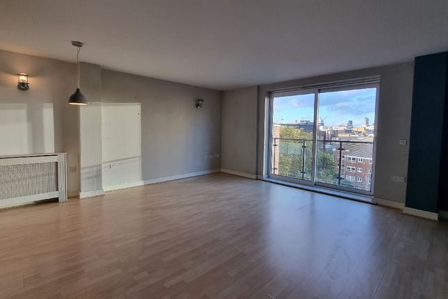 Flat to rent in Long Lane, London, South East London
