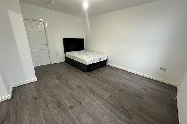 Flat 3, Manchester photo 3