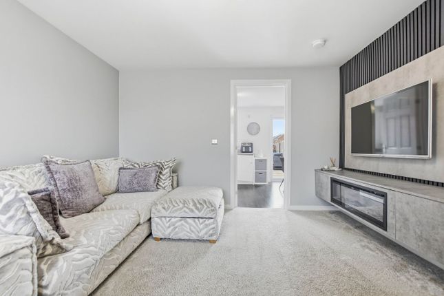 54, Crompton Way, Irvine photo 3