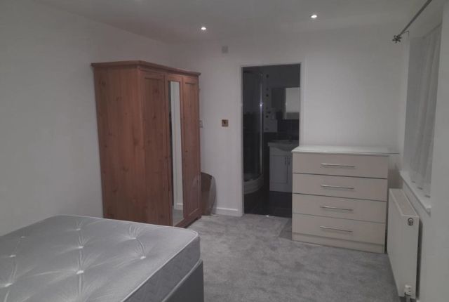 Thumbnail Property to rent in Fitzroy Drive, Leeds