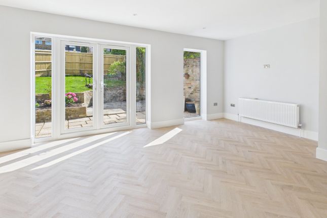 13, Hillside Close, Buckinghamshire photo 4