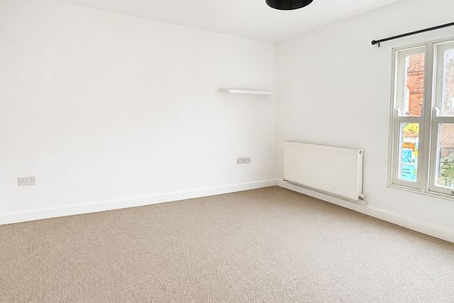 Flat Flat B, 321, High Street, Rochester photo 5