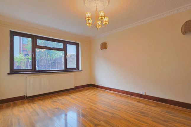 7, Oulton Close, Greater London photo 2