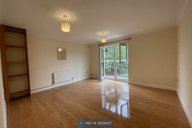 Flat, Hammonds House Victory Close, Staines-Upon-Thames photo 3