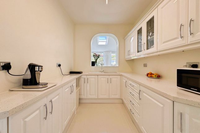 Beverley Drive, Edgware photo 3
