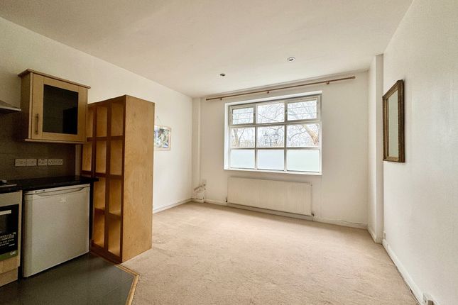 Flat to rent in Highbury Place, London