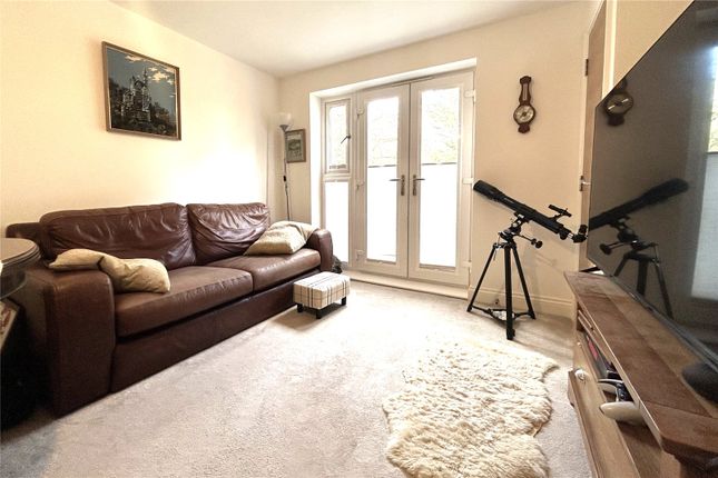 33 Willow House,, Carter Court, Hampshire photo 4