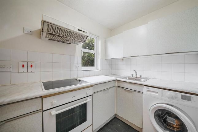 21, Kestrel Close, London photo 3