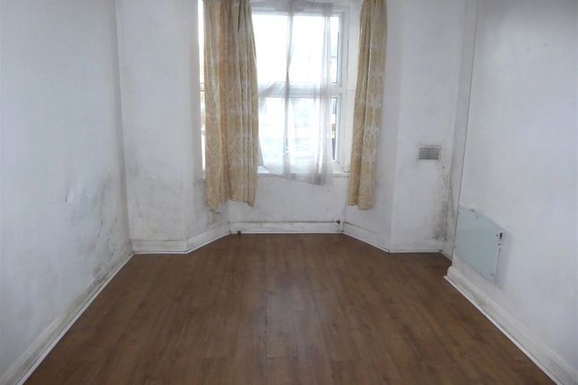 Flat B, 278, Hanworth Road, Hounslow photo 3