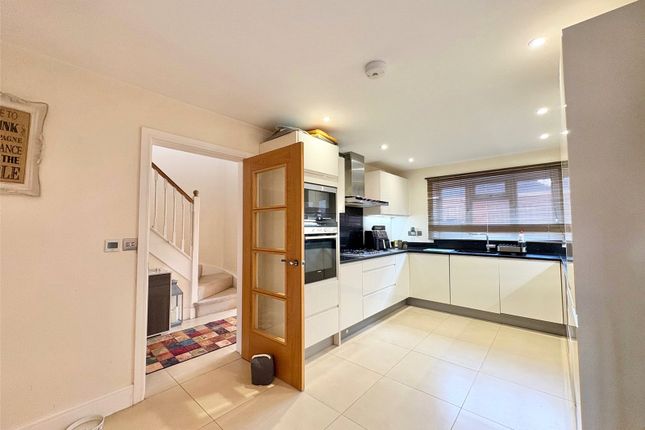 7, Samson Close, Hampshire photo 2