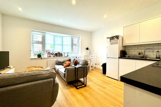 Studio house on Room 2, 47, Queens Avenue, London, £1,000/mo