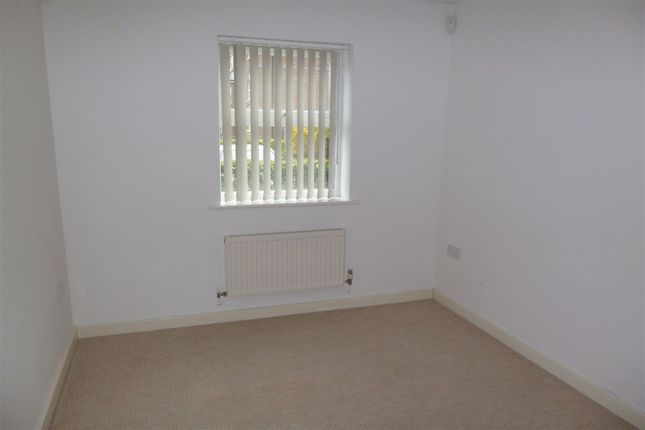 Flat to rent in St Francis Close, Crowthorne