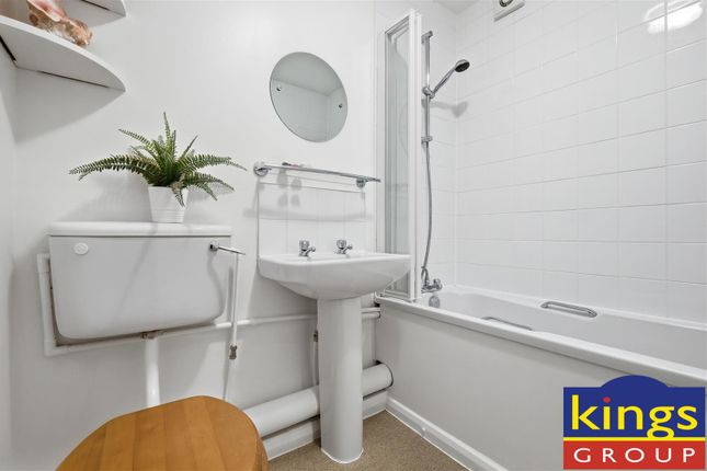 134, Plowman Close, London photo 4