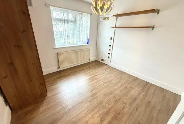 Westmere Drive, Mill Hill photo 5