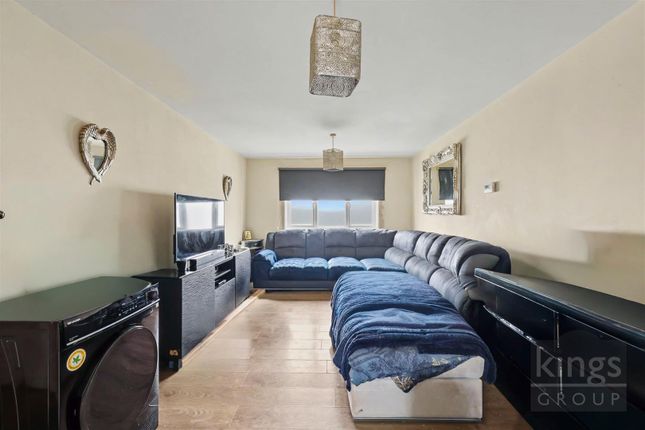 38, Five Acres, Harlow photo 3