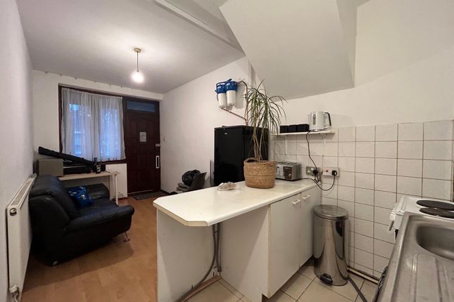 2 Bed Flat To Rent The Glen, Southall Ub2