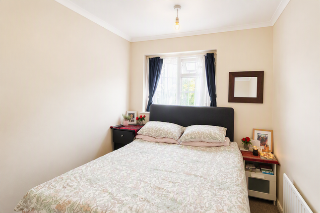 19 Sheepcote Close, Hounslow photo 5