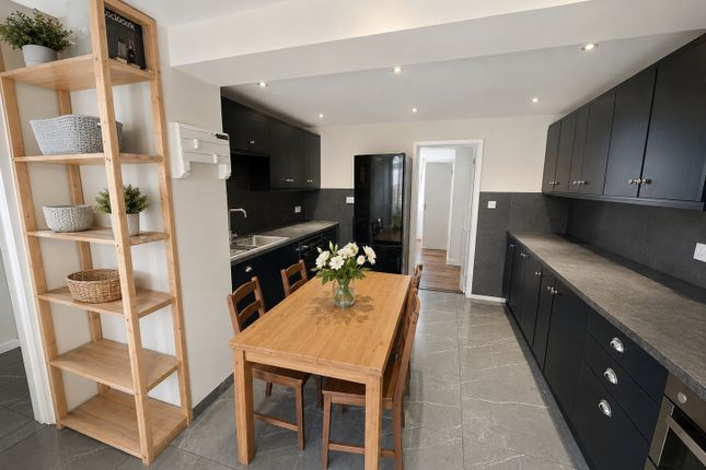 42, Geoffrey Crescent, Hampshire photo 3