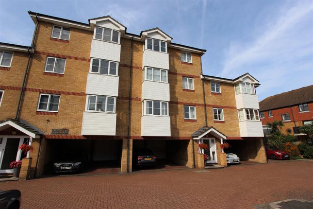 Flat to rent in Chandlers Wharf, Esplanade, Rochester