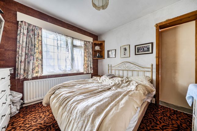 4, Greenfields Close, Surrey photo 4