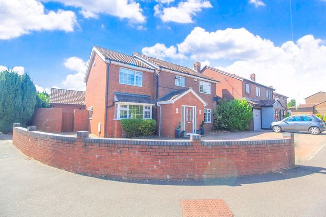 Thumbnail Detached house for sale in Harbury Dell, Luton