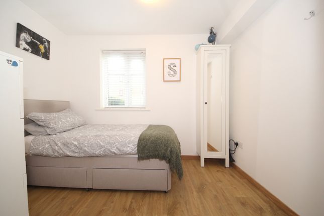 10, Leigh Hunt Drive, Southgate photo 5