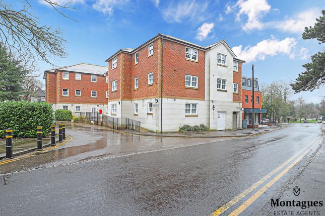 Flat for sale in Hemnall Street, Epping