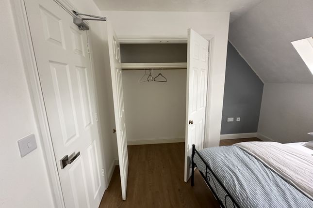 room 4, PETERBOROUGH photo 4