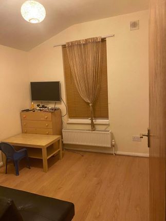 Flat to rent in Buxton Road, London
