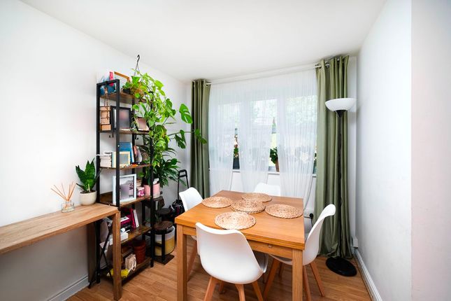 22 Harper Close, London photo 3