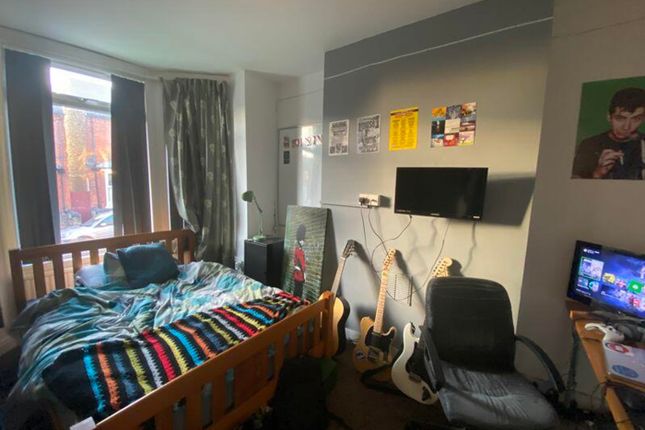 A Bright And Inviting Double Bedroom With Good Nat...