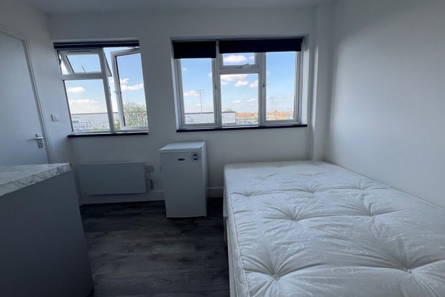 Bedsit Close To Ilford Station- 900