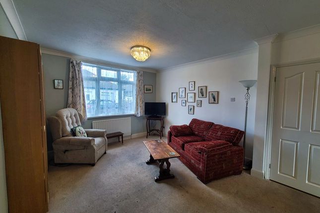 15, Calmore Gardens, Southampton photo 4