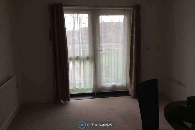 Flat, Tay Road, Tilehurst, Reading photo 2