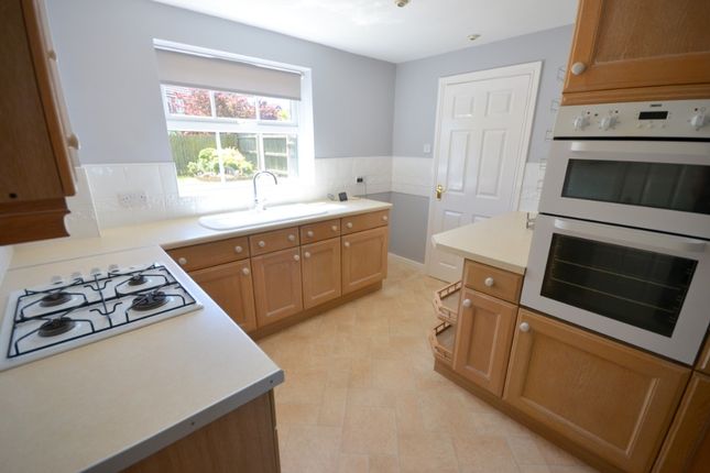 16, St Clements Way, New Waltham photo 2