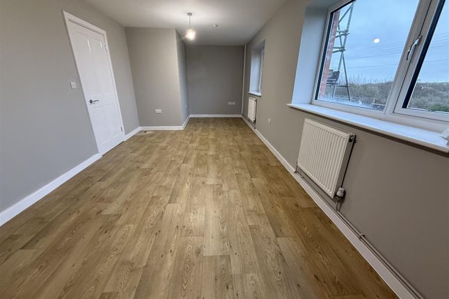 17, Brynmefys, Llanelli photo 4