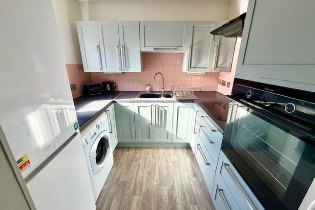 8, Manor Farm Court, Egham photo 3